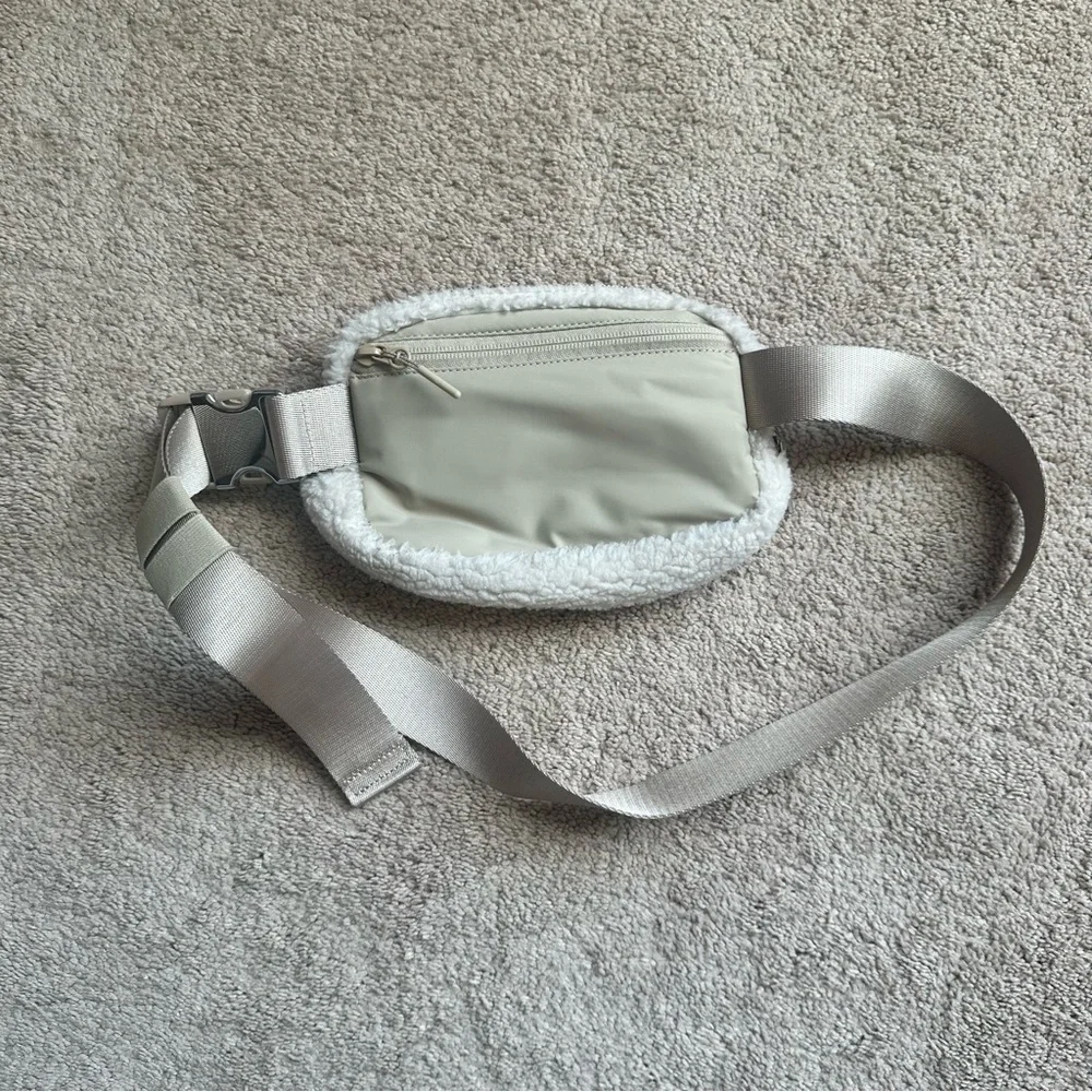 Lululemon Everywhere Belt Bag Fleece in Natural Ivory 1L
